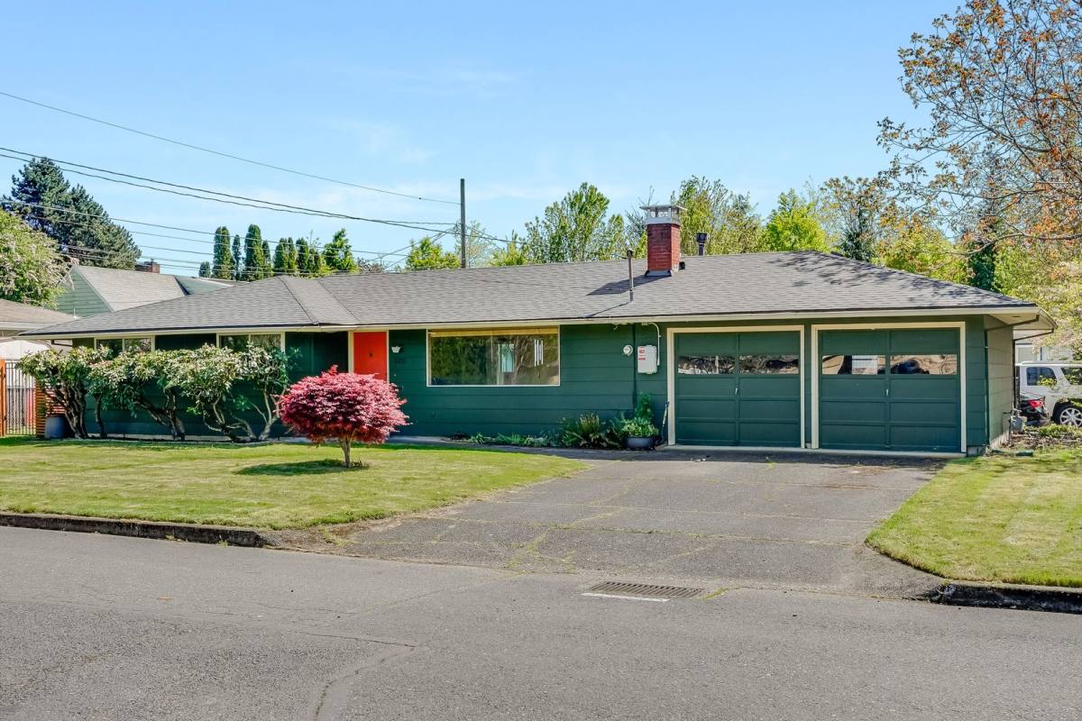 House for rent at 3210 SE Sherrett St, Portland, OR 97222