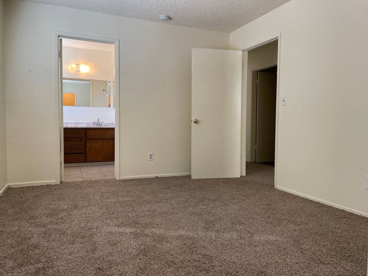 Apartment for rent at 551 W Ashlan Ave, Clovis, CA 93612