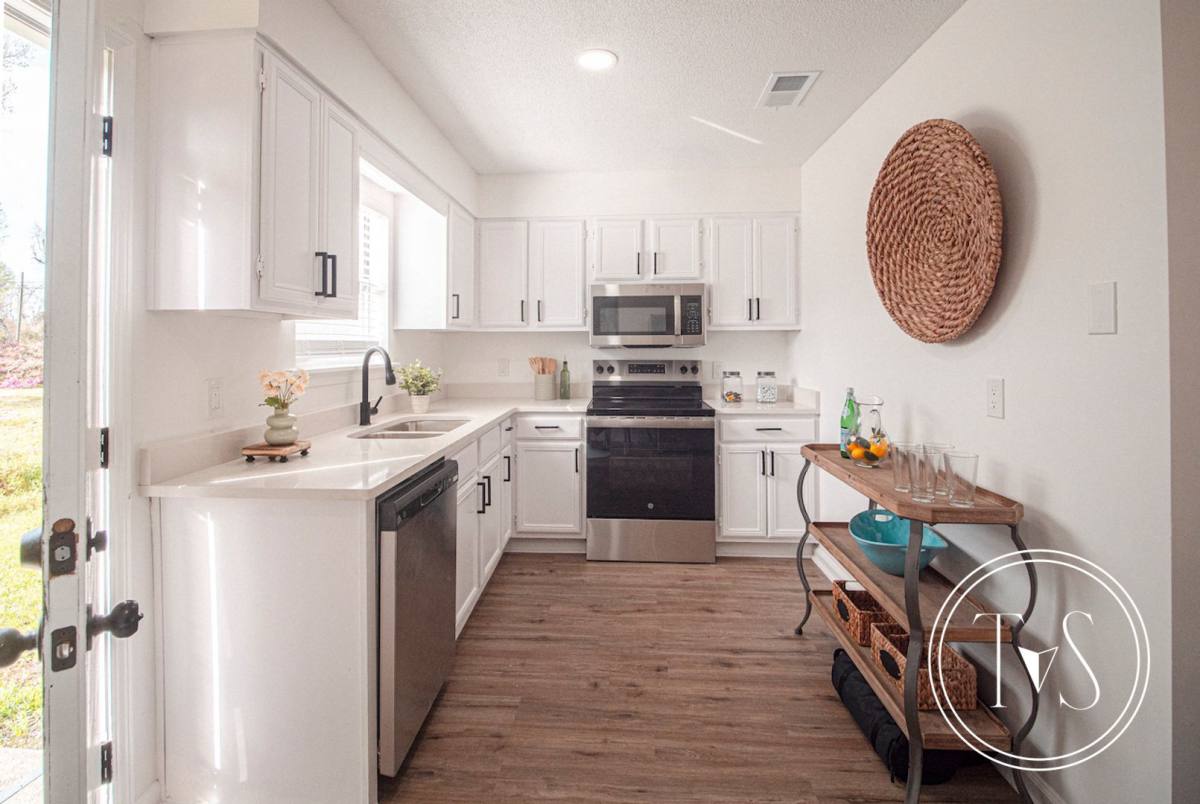 Apartment for rent at 4509-4511 Old Louisville Rd, Savannah, GA 31408
