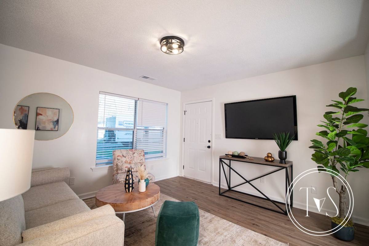 Apartment for rent at 4509-4511 Old Louisville Rd, Savannah, GA 31408