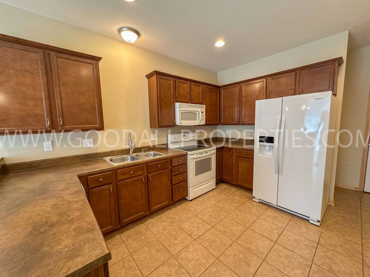 Townhouse for rent at 8583 Rock Dr, West Des Moines, IA 50266