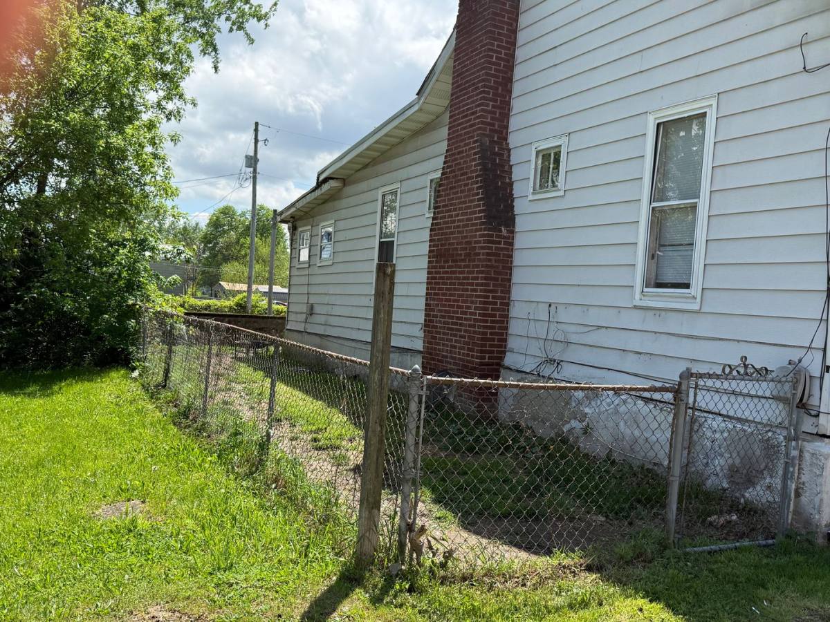 House for rent at 17 Poplar Ave, Newark, OH 43055