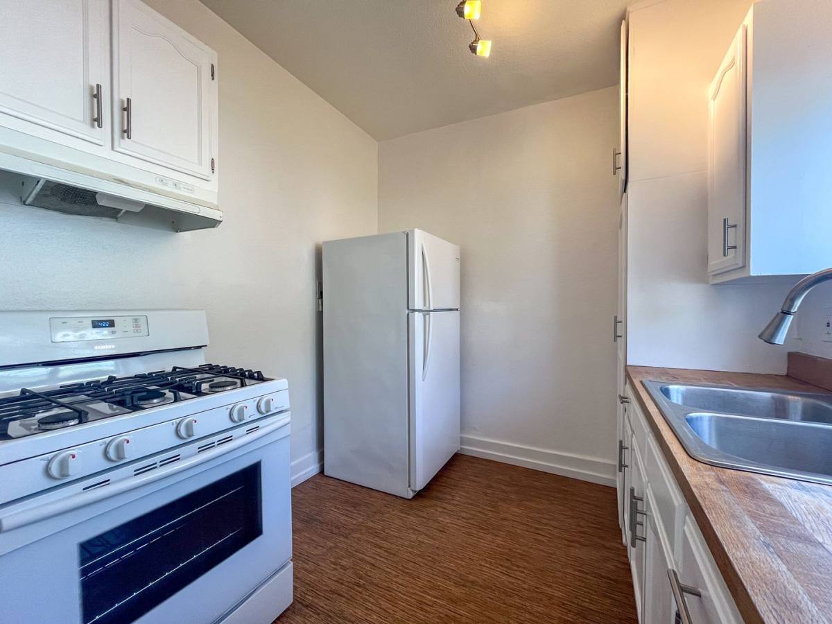 Apartment for rent at 3956-3960 W 27th St, Los Angeles, CA 90018