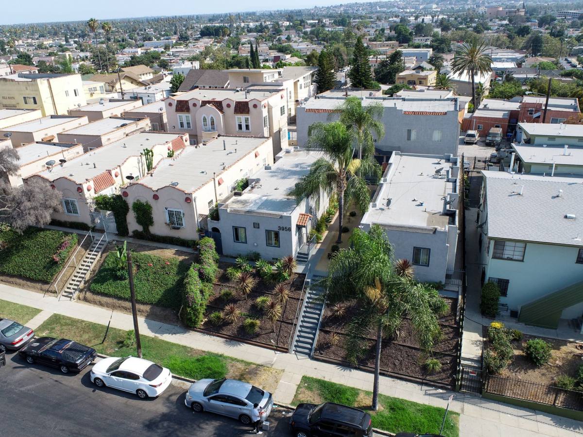 Apartment for rent at 3956-3960 W 27th St, Los Angeles, CA 90018