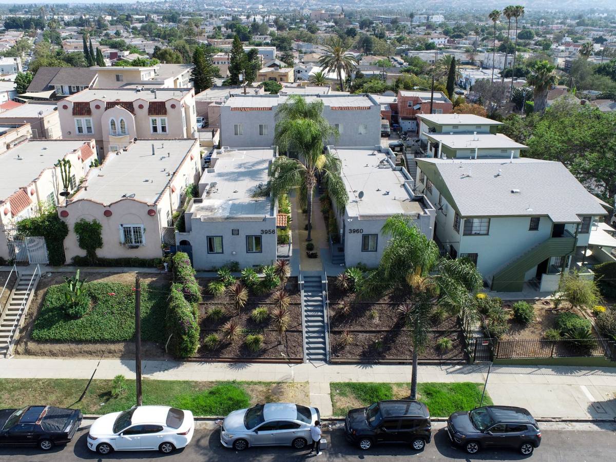 Apartment for rent at 3956-3960 W 27th St, Los Angeles, CA 90018