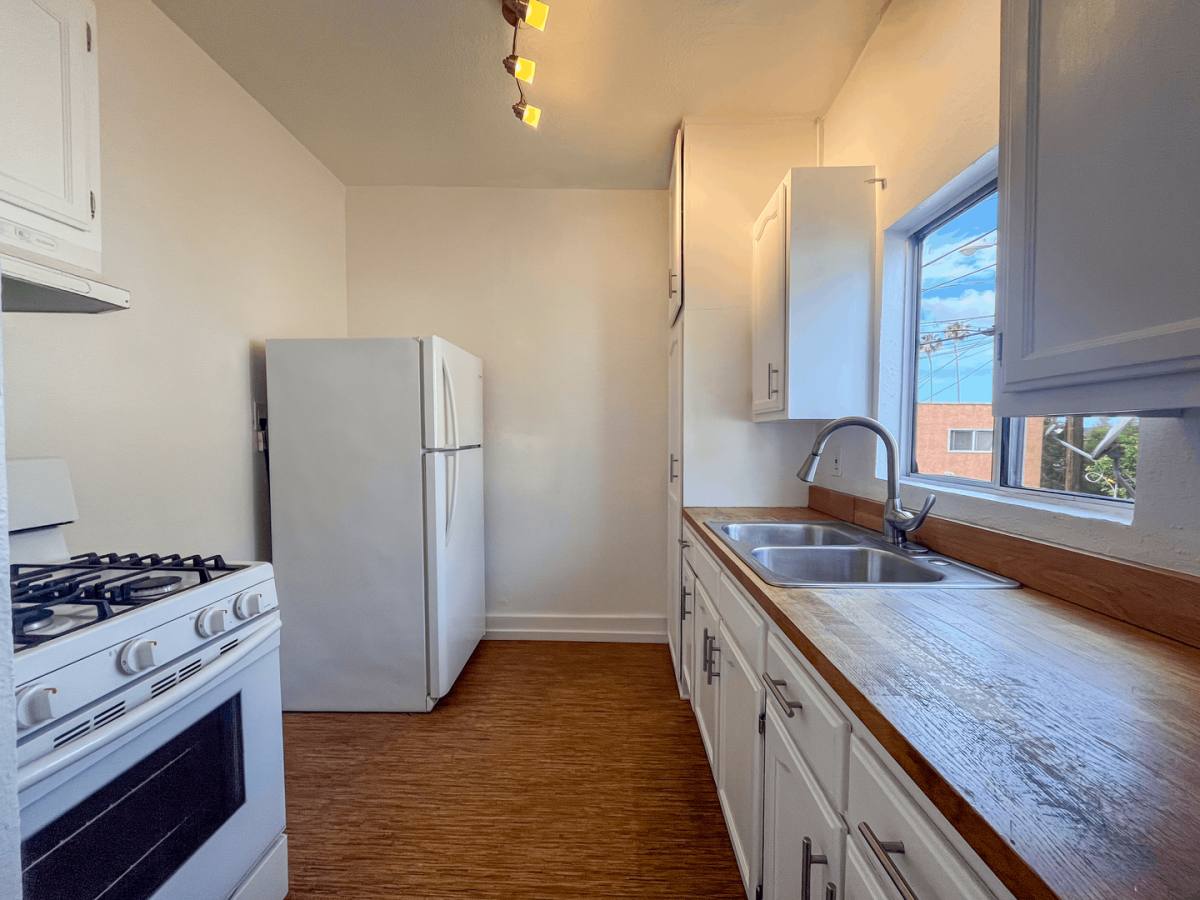 Apartment for rent at 3956-3960 W 27th St, Los Angeles, CA 90018