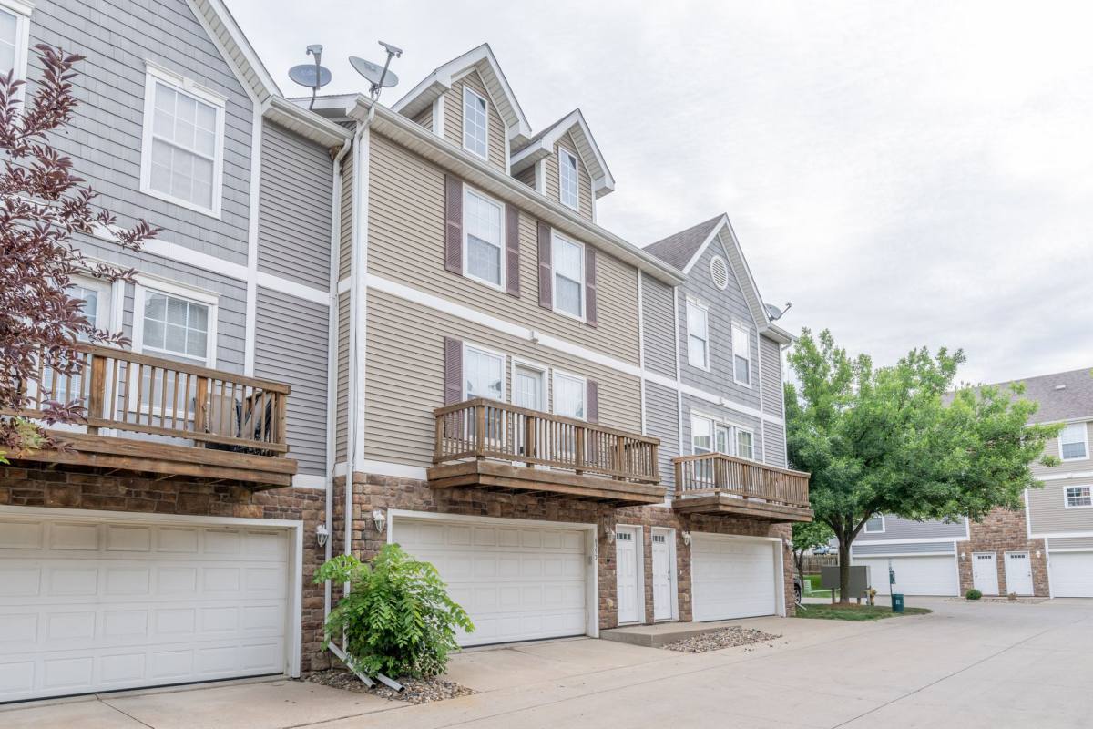Townhouse for rent at 6335 Gold Leaf Lane, Pleasant Hill, IA 50327
