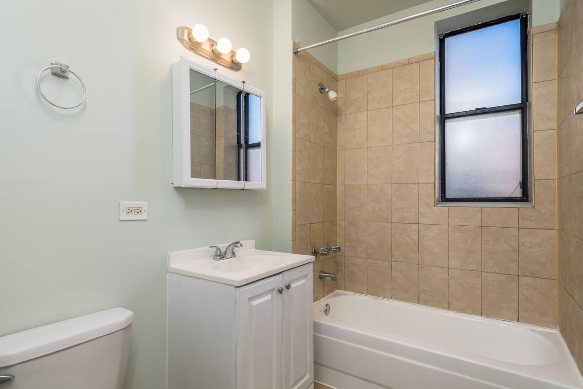Apartment for rent at 7024 S Paxton Ave, Chicago, IL 60649