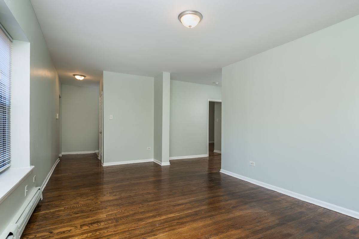 Apartment for rent at 7024 S Paxton Ave, Chicago, IL 60649