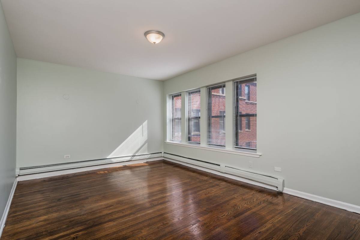 Apartment for rent at 7024 S Paxton Ave, Chicago, IL 60649