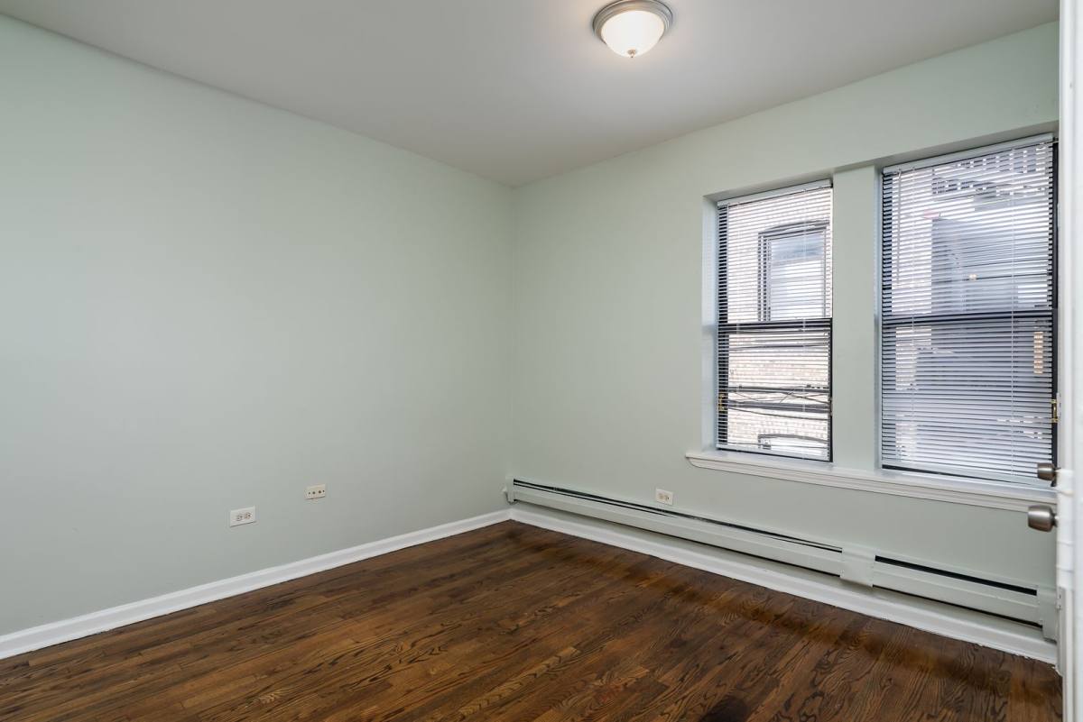 Apartment for rent at 7024 S Paxton Ave, Chicago, IL 60649