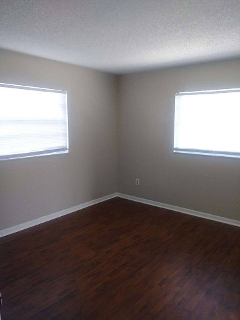Apartment for rent at 300 N Dewey St #4, Eustis, FL 32726
