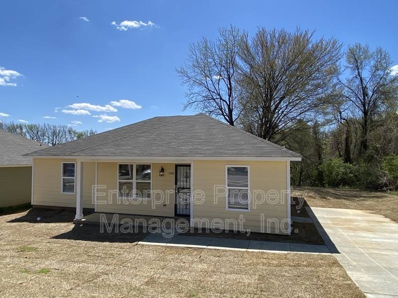 House for rent at 2963 Lake Park Rd, Memphis, TN 38127