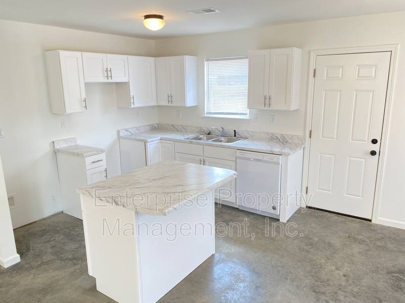 House for rent at 2963 Lake Park Rd, Memphis, TN 38127