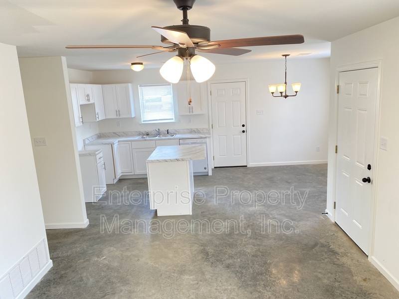 House for rent at 2963 Lake Park Rd, Memphis, TN 38127
