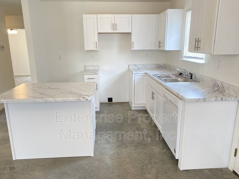 House for rent at 2963 Lake Park Rd, Memphis, TN 38127