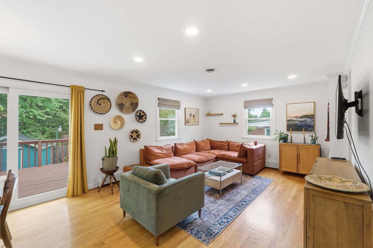 House for rent at 8007 Wildwood Dr, Takoma Park, MD 20912