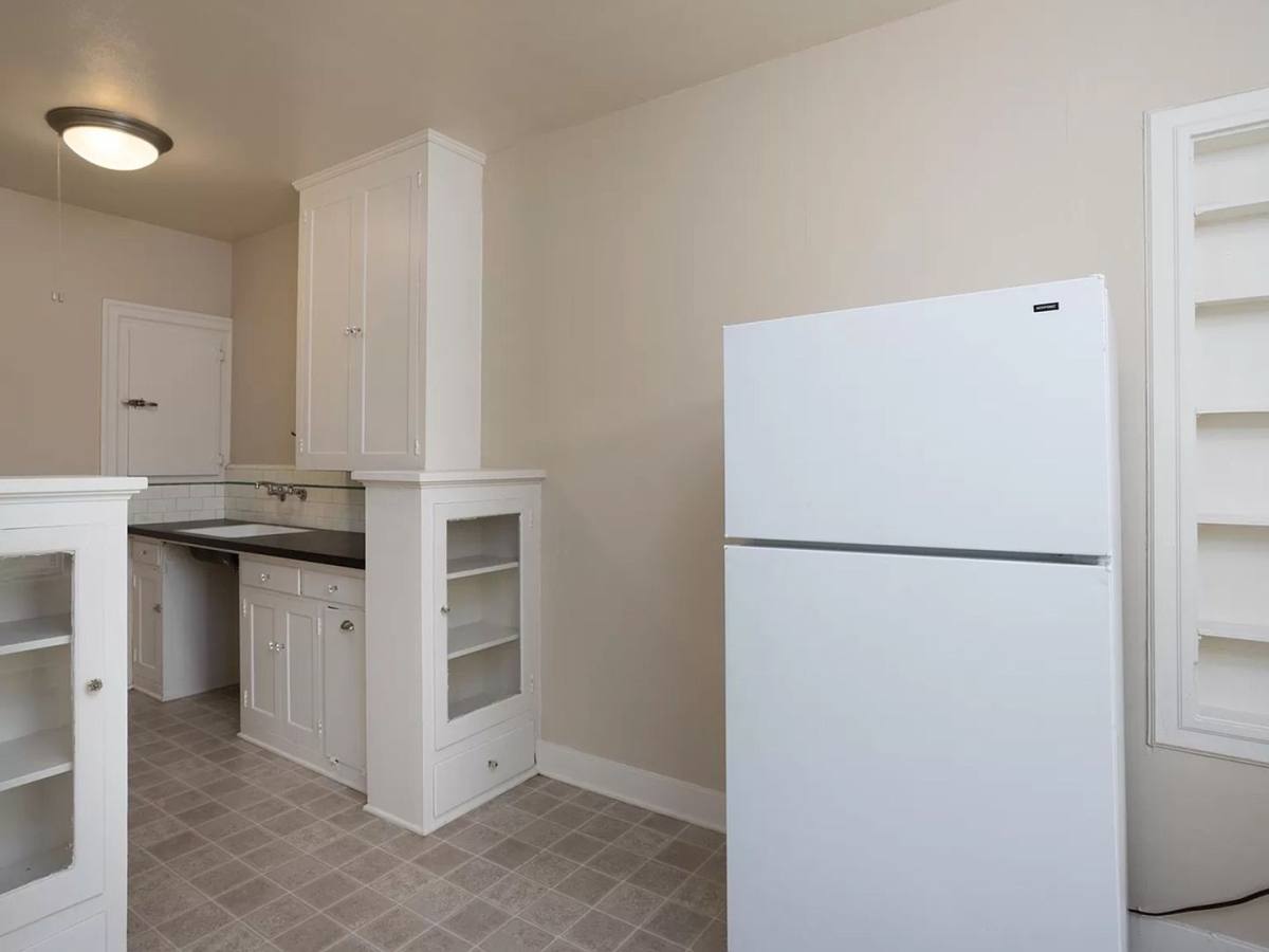 Apartment for rent at 6109 SE Belmont St, Portland, OR 97215