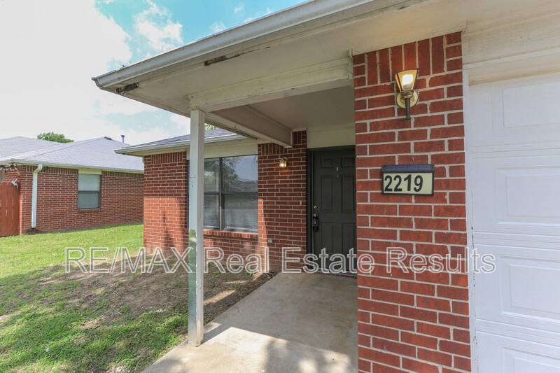 Apartment for rent at 2219 W Roselawn St, Rogers, AR 72756