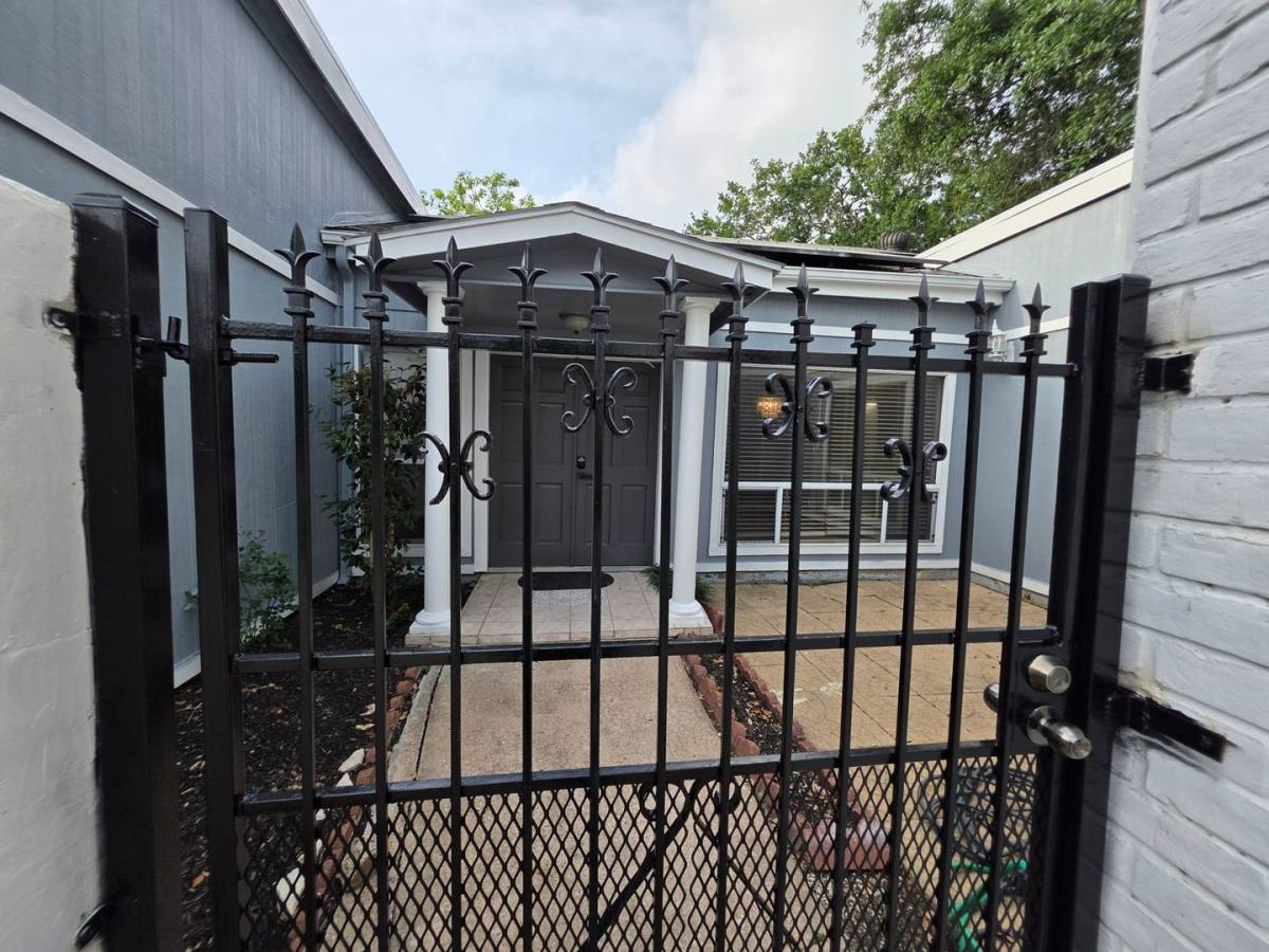 House for rent at 13906 Ella Lee Lane, Houston, TX 77077