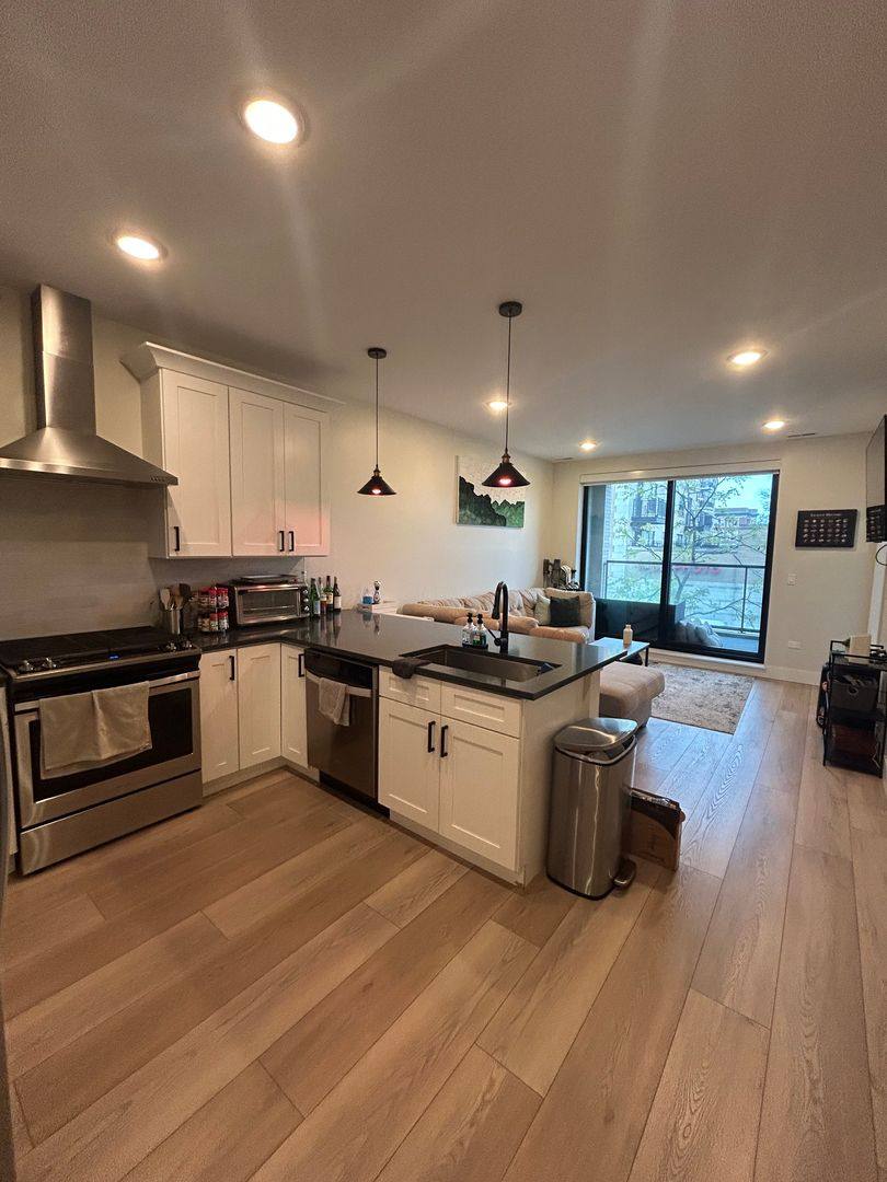 Apartment for rent at 1646 W Belmont Ave, Chicago, IL 60657