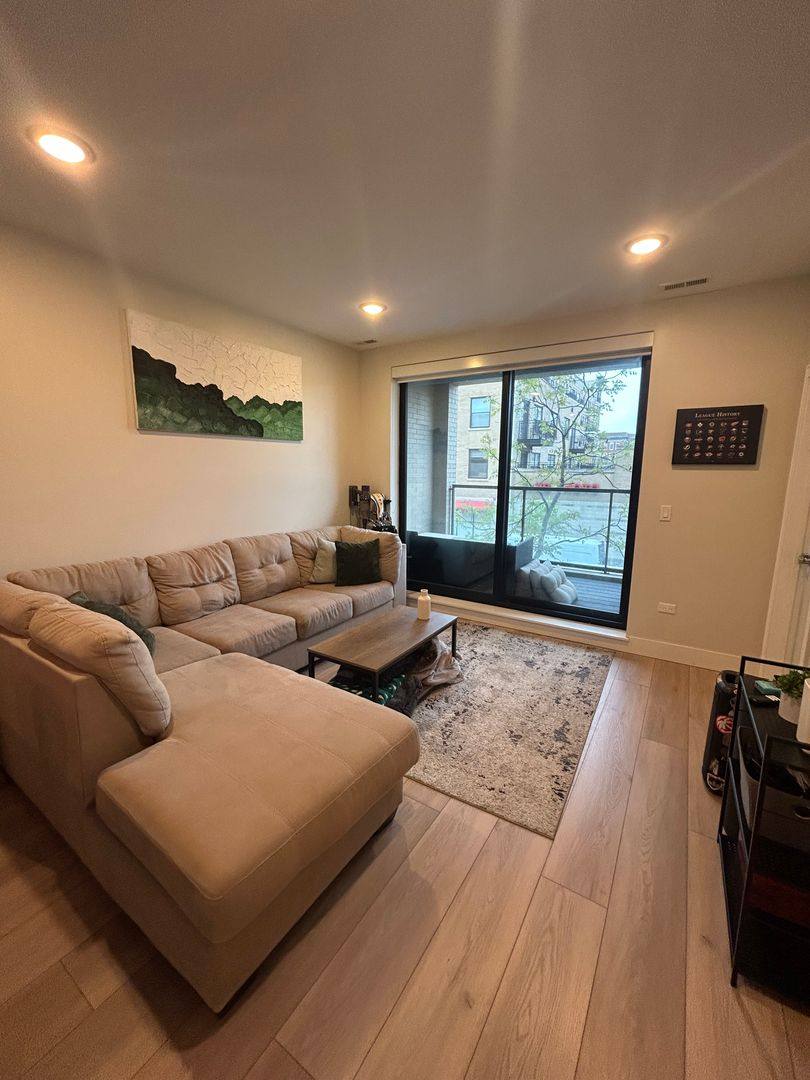 Apartment for rent at 1646 W Belmont Ave, Chicago, IL 60657
