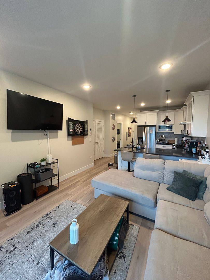 Apartment for rent at 1646 W Belmont Ave, Chicago, IL 60657