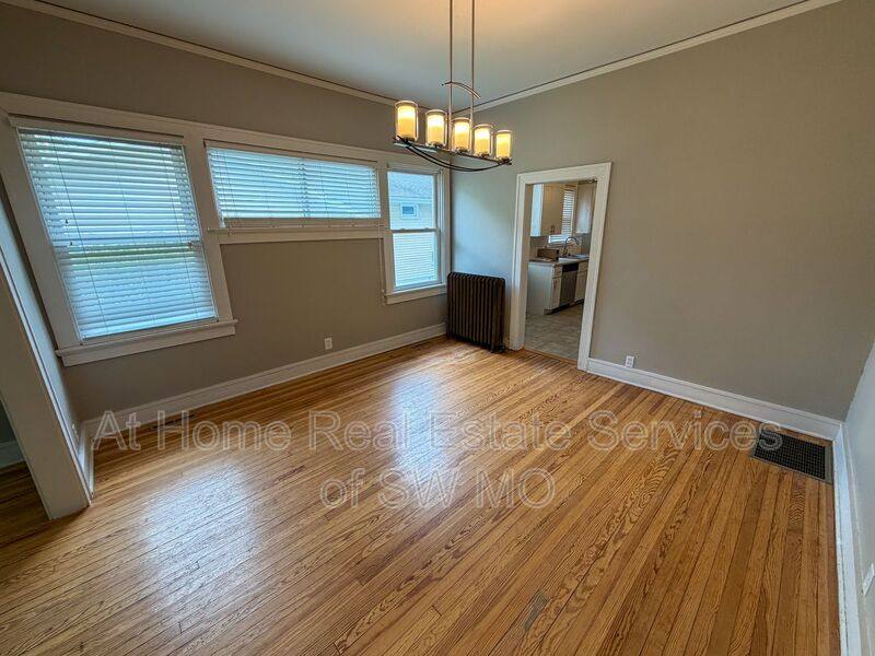 House for rent at 1005 S Roanoke Ave, Springfield, MO 65807