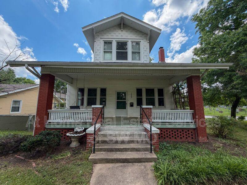 House for rent at 1005 S Roanoke Ave, Springfield, MO 65807