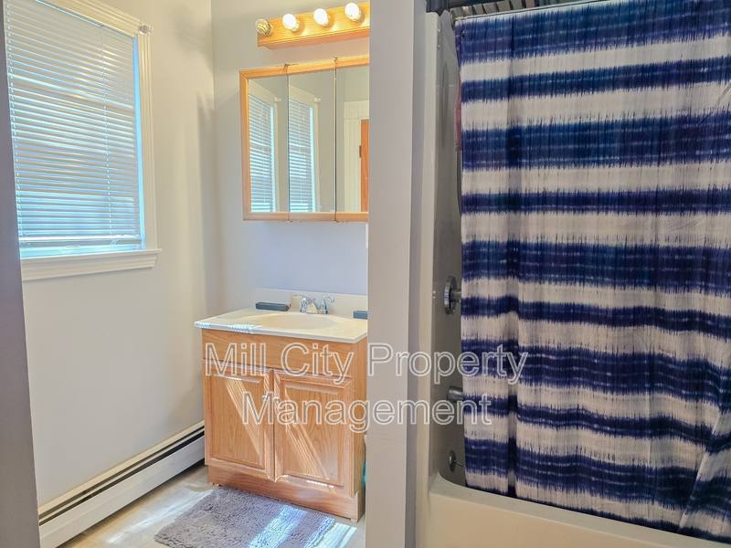 Apartment for rent at 463 Lake Ave #1, Manchester, NH 03103