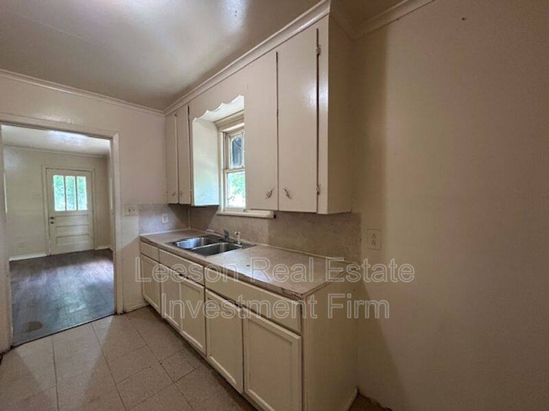 House for rent at 2551 Claiborne Ave, Shreveport, LA 71103