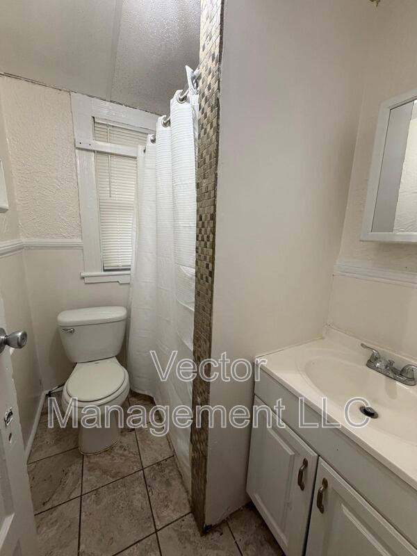 Apartment for rent at 116 Rennell St, Bridgeport, CT 06604