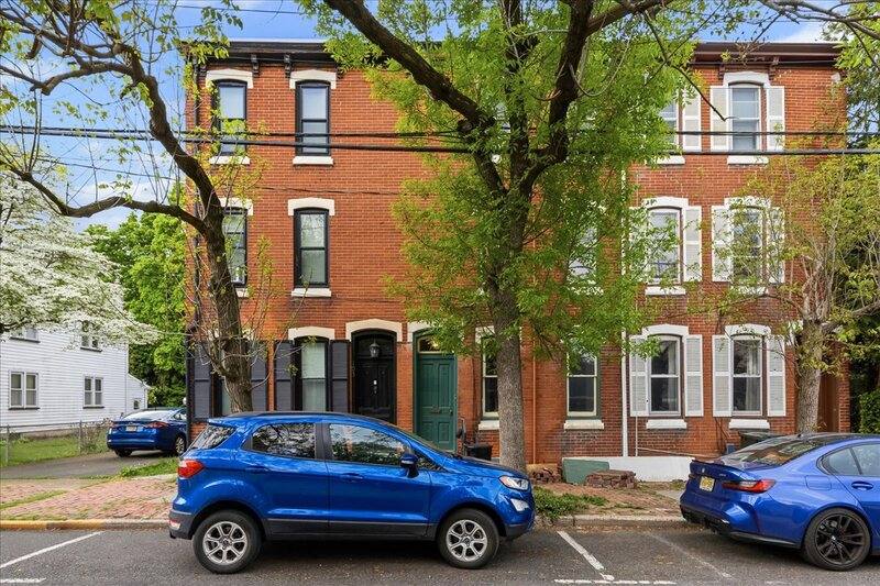 Townhouse for rent at 103 W Union St, Burlington, NJ 08016