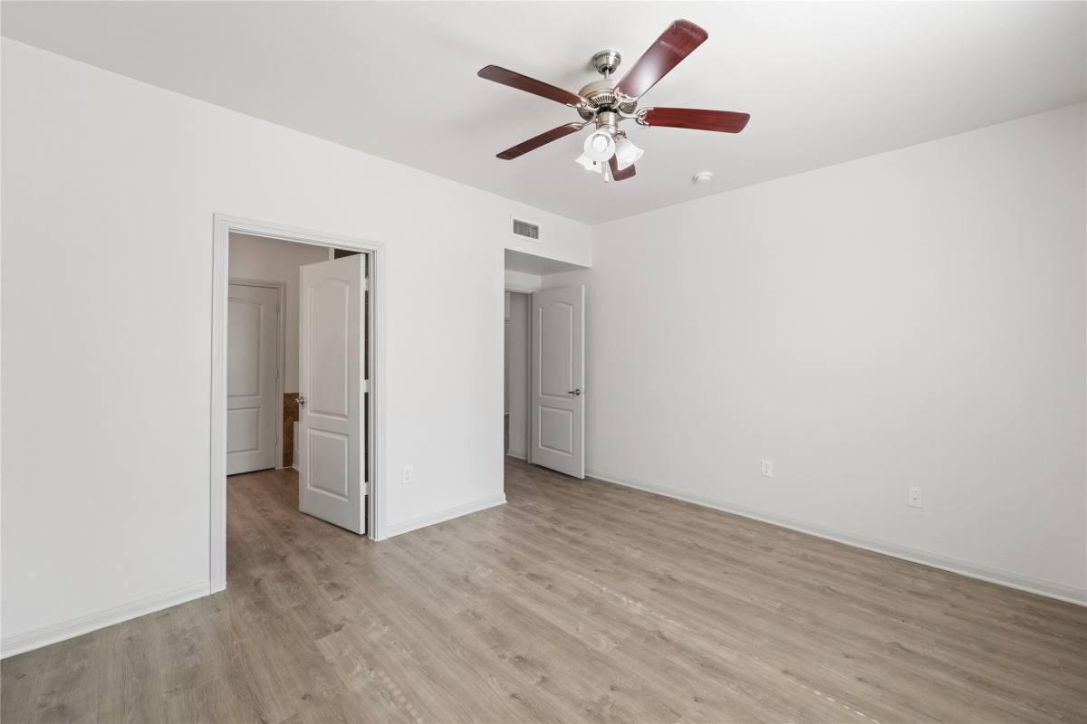 Apartment for rent at 11925 Jones Rd, Houston, TX 77070