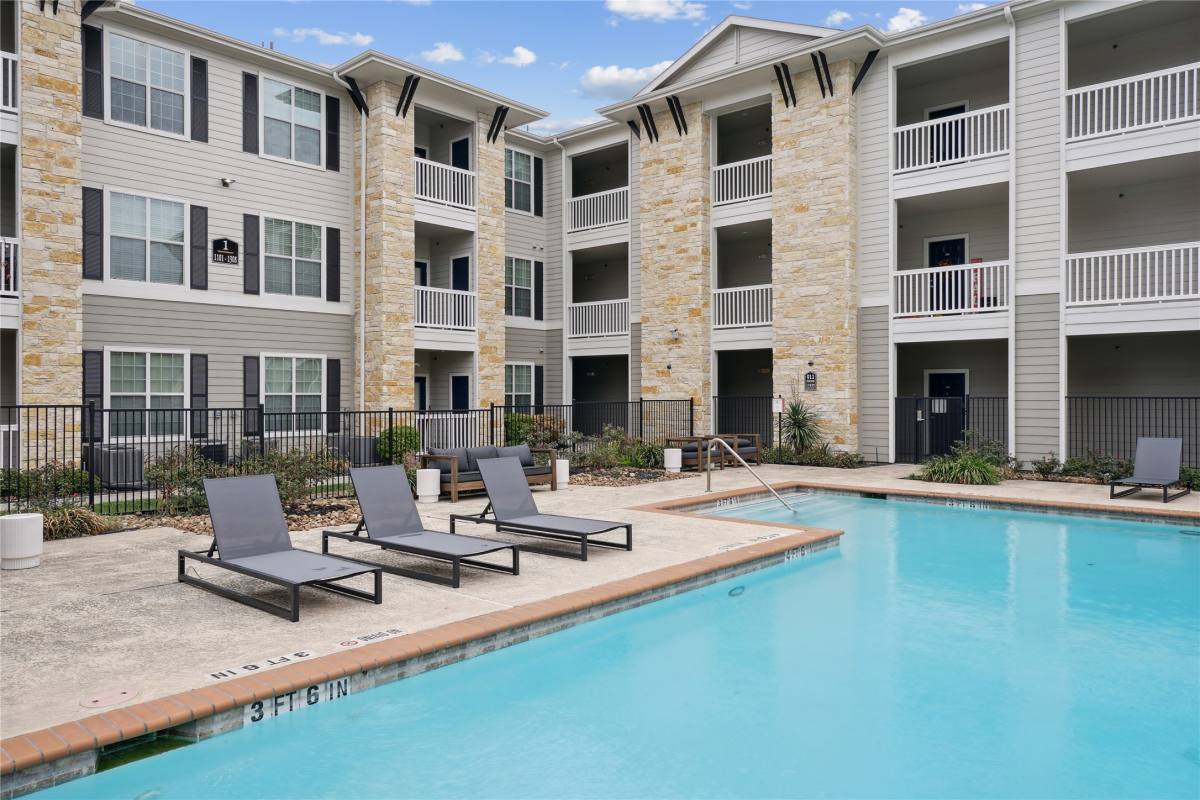 Apartment for rent at 11925 Jones Rd, Houston, TX 77070