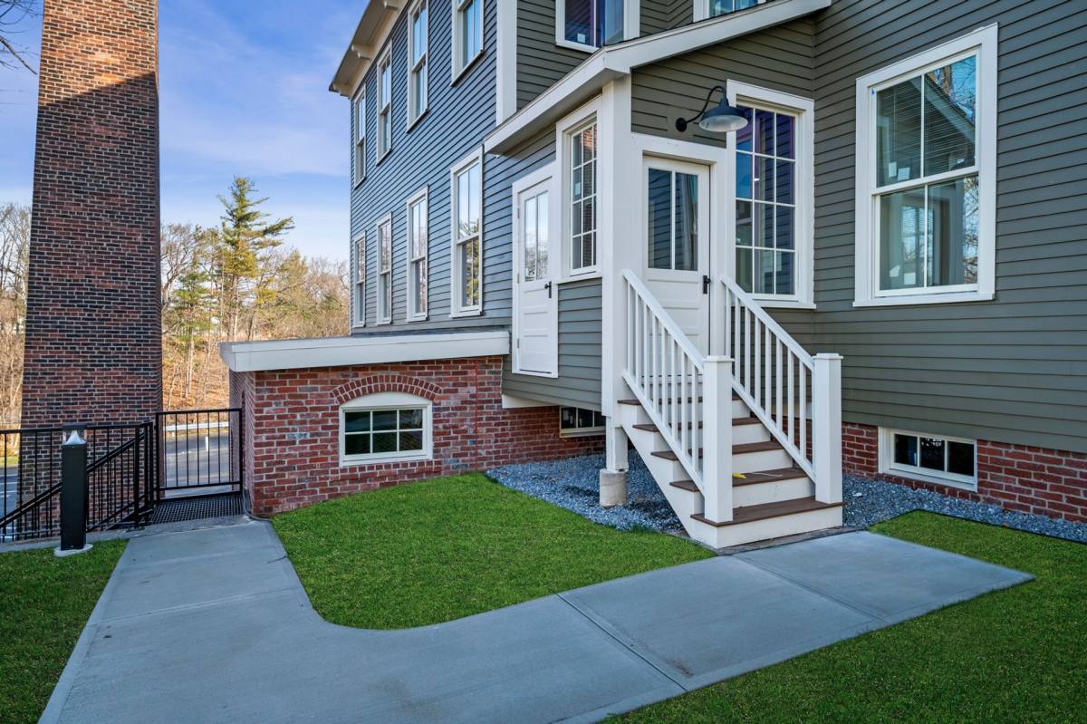 Apartment for rent at 34 Tremaine St, Leominster, MA 01453