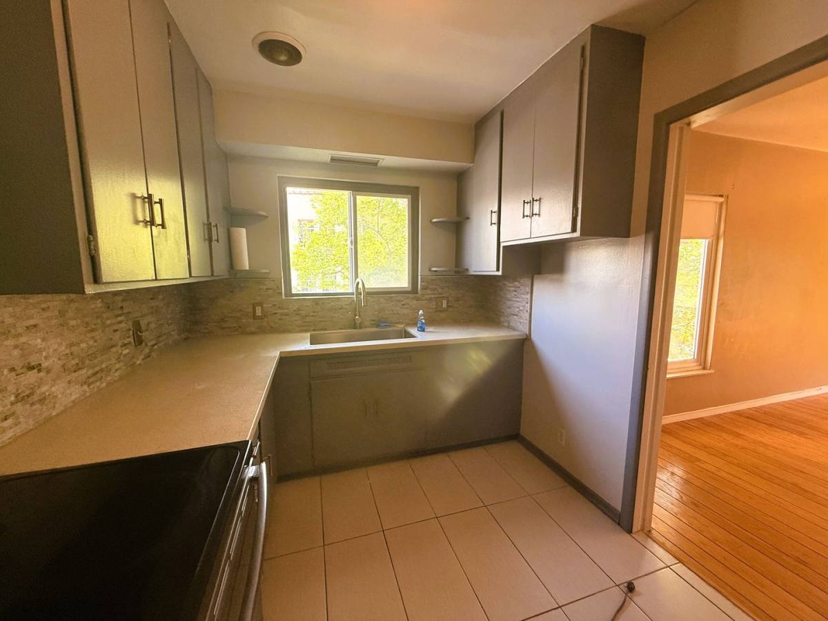 Apartment for rent at 2515 Ivy Dr, Oakland, CA 94606