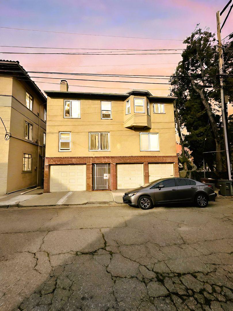Apartment for rent at 2515 Ivy Dr, Oakland, CA 94606