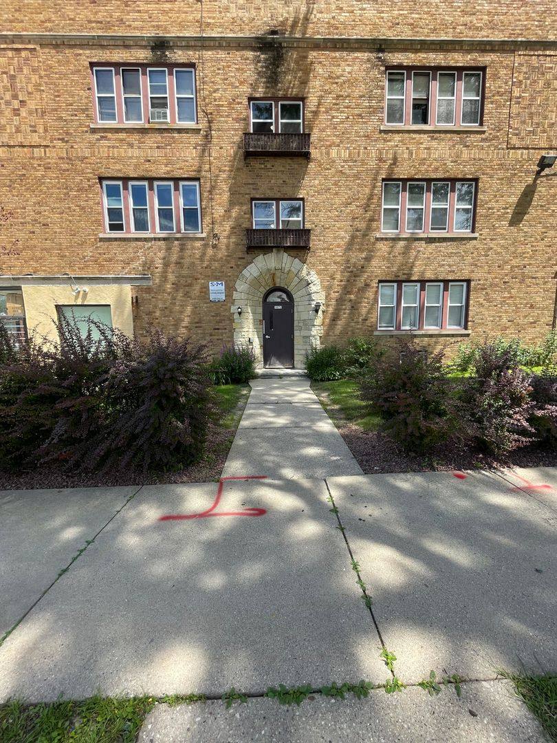 3072 N 49th St, Milwaukee, WI 53210
