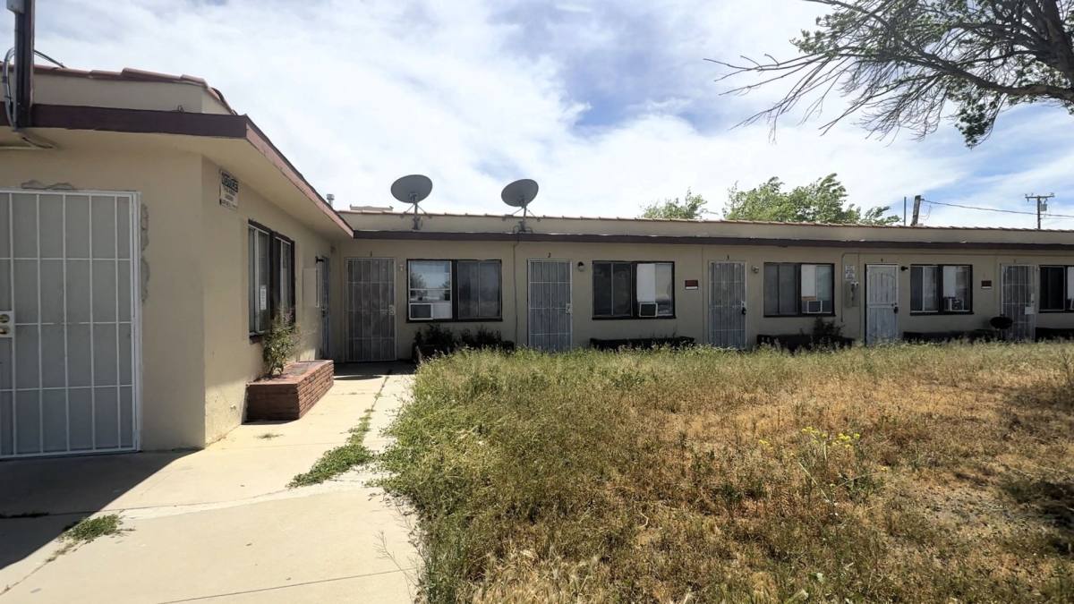 Apartment for rent at 38717 6th St E, Palmdale, CA 93550