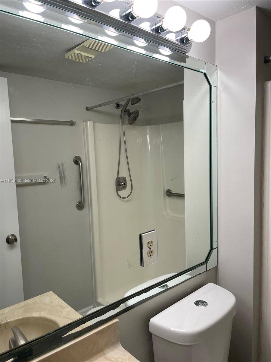 Apartment for rent at 2121 Collier Ave #215, Fort Myers, FL 33901