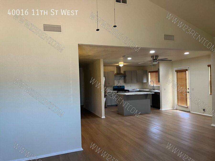 House for rent at 40016 11th St W, Palmdale, CA 93551