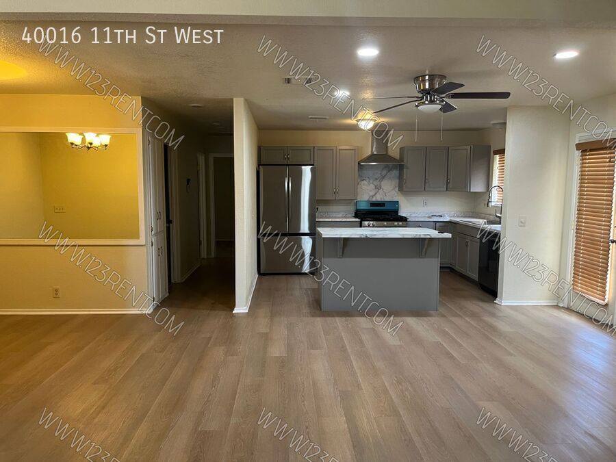 House for rent at 40016 11th St W, Palmdale, CA 93551