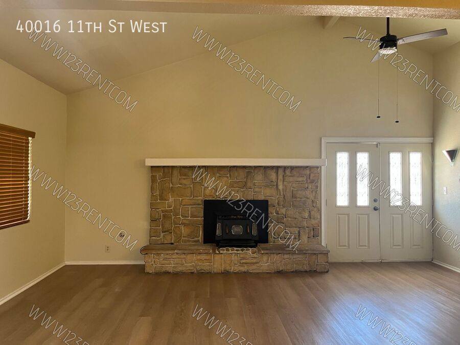 House for rent at 40016 11th St W, Palmdale, CA 93551