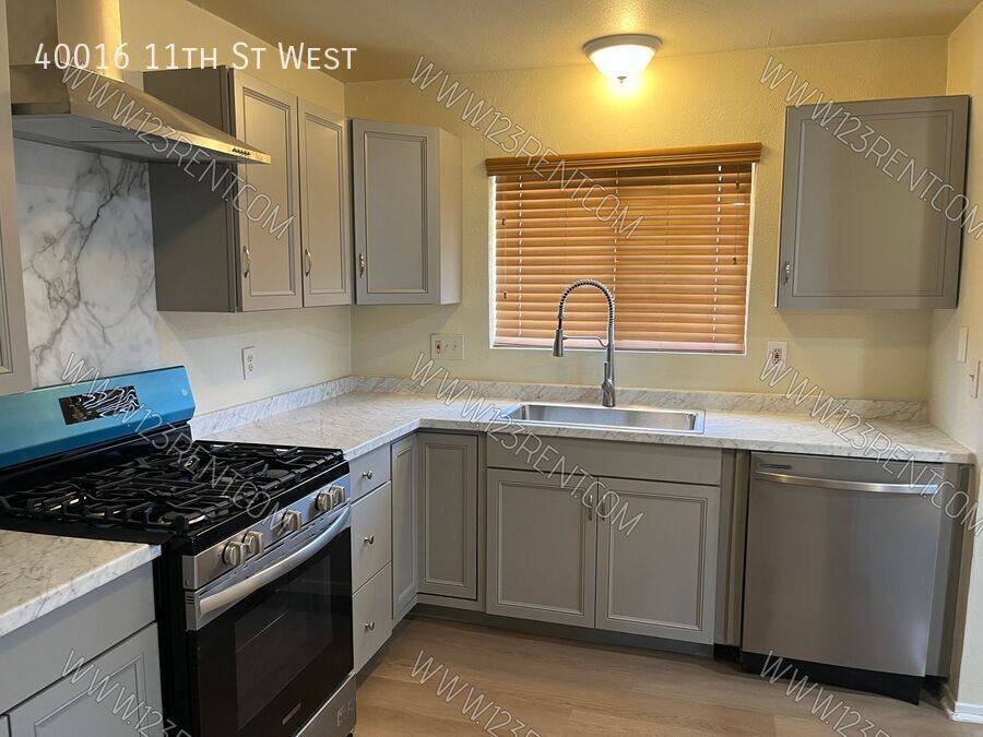 House for rent at 40016 11th St W, Palmdale, CA 93551