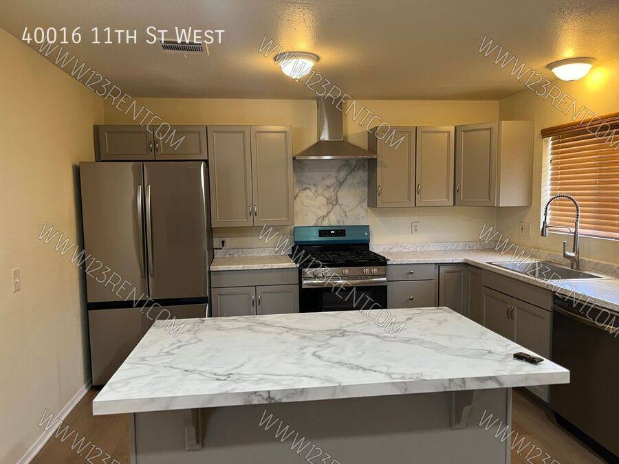 House for rent at 40016 11th St W, Palmdale, CA 93551