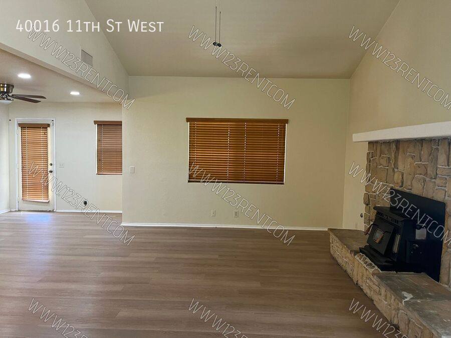 House for rent at 40016 11th St W, Palmdale, CA 93551