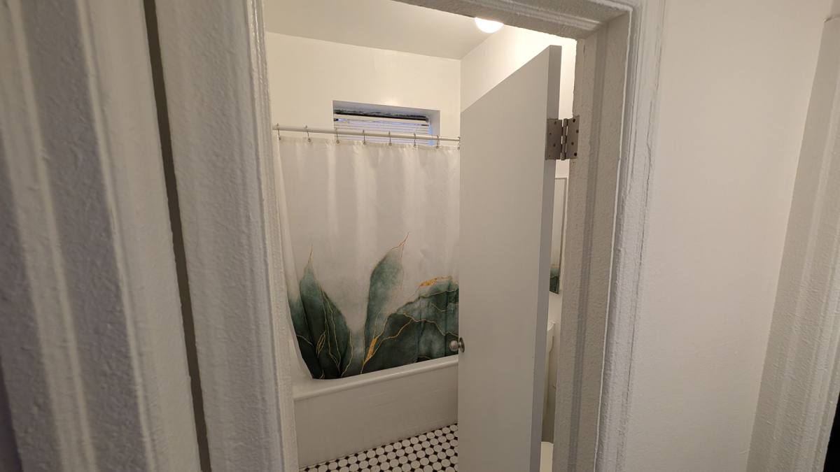 Apartment for rent at 5425 Santa Monica Blvd, Los Angeles, CA 90029