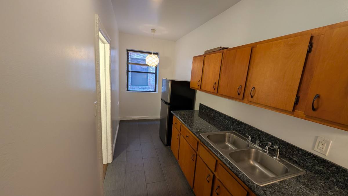Apartment for rent at 5425 Santa Monica Blvd, Los Angeles, CA 90029