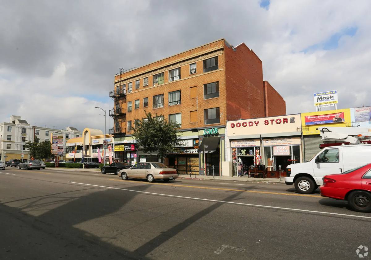 Apartment for rent at 5425 Santa Monica Blvd, Los Angeles, CA 90029